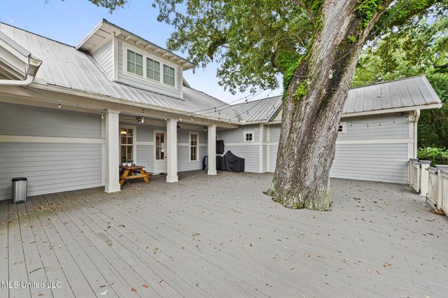 4 Mulberry Place, Ocean Springs, MS 39564