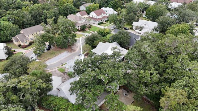 4 Mulberry Place, Ocean Springs, MS 39564