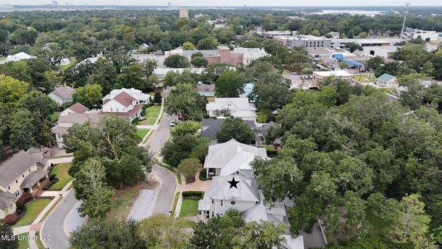 4 Mulberry Place, Ocean Springs, MS 39564