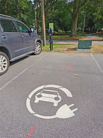 38 La Rue NW Place, Atlanta, GA 30327