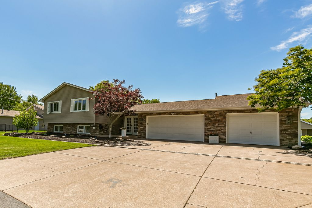 3530 E Harbor Drive, Bettendorf, IA 52722