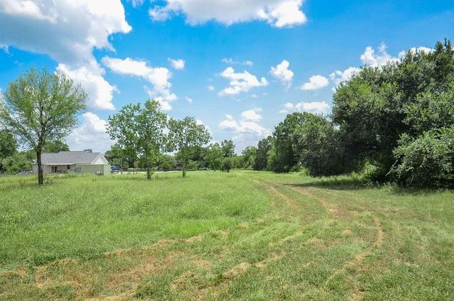 3853 College Street, Sealy, TX 77474