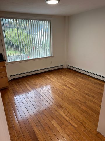 251 Neponset St 3, Canton, MA 02021