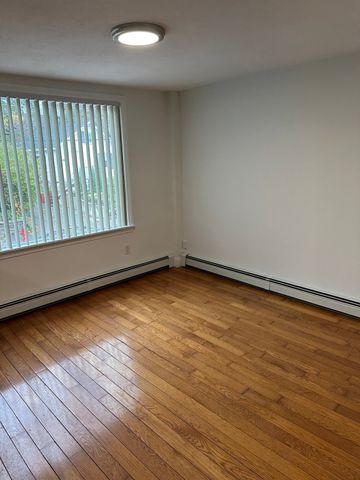 251 Neponset St 3, Canton, MA 02021