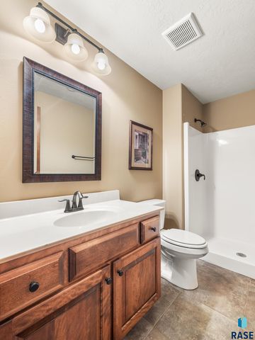 4504 E Kearney Pl Place, Sioux Falls, SD 57110