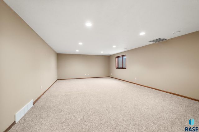 4504 E Kearney Pl Place, Sioux Falls, SD 57110