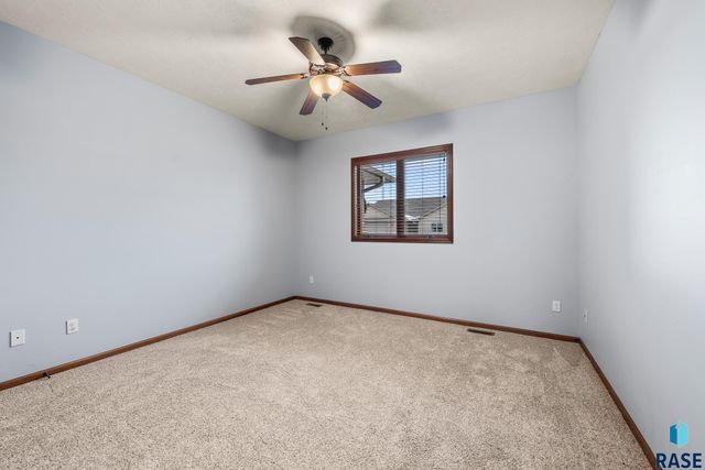 4504 E Kearney Pl Place, Sioux Falls, SD 57110