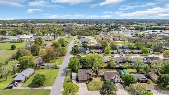 2400 Woodleaf Court, Ardmore, OK 73401