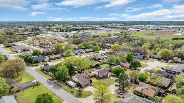 2400 Woodleaf Court, Ardmore, OK 73401