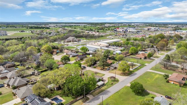 2400 Woodleaf Court, Ardmore, OK 73401