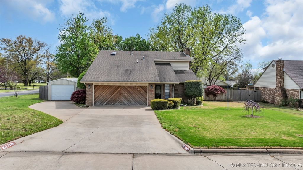 2400 Woodleaf Court, Ardmore, OK 73401