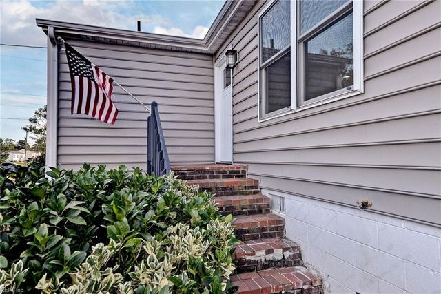 18 Ridge RD, Poquoson, VA 23662