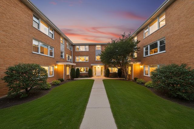 6925 W 64th Place 3F, Chicago, IL 60638