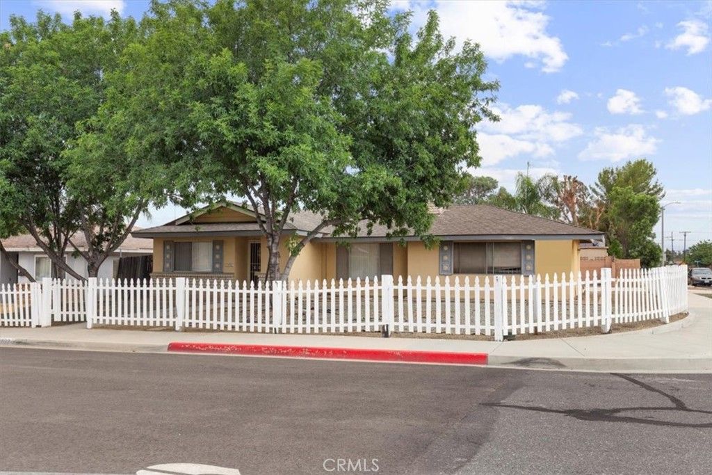 Image 2 of property listing at 892 Margaret, Hemet, CA 92543