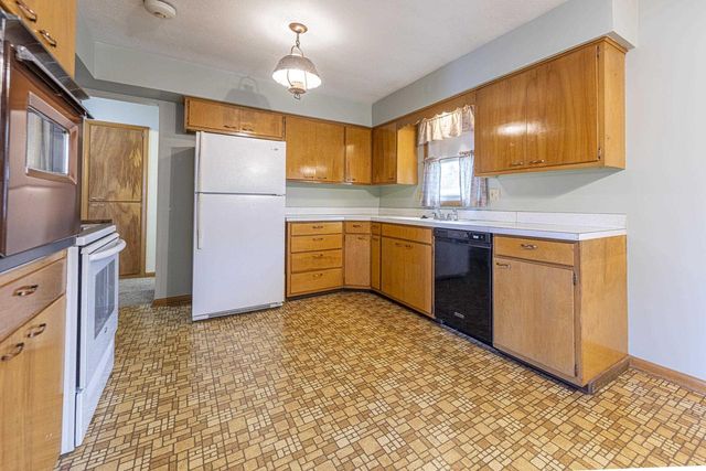 32 S Pontiac Drive, Janesville, WI 53545