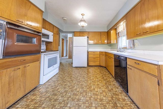 32 S Pontiac Drive, Janesville, WI 53545