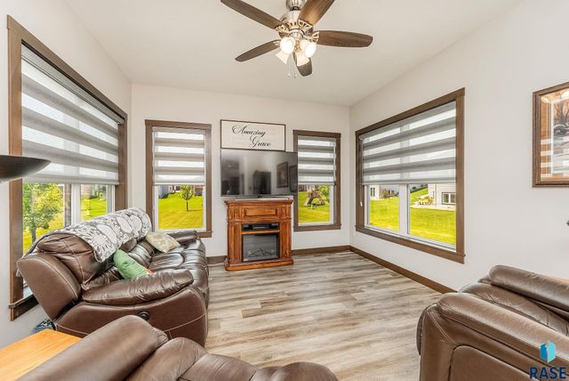 413 N Willow Creek Ave, Sioux Falls, SD 57110