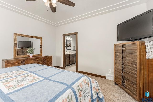 413 N Willow Creek Ave, Sioux Falls, SD 57110