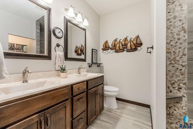 413 N Willow Creek Ave, Sioux Falls, SD 57110