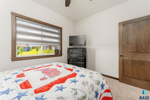 413 N Willow Creek Ave, Sioux Falls, SD 57110