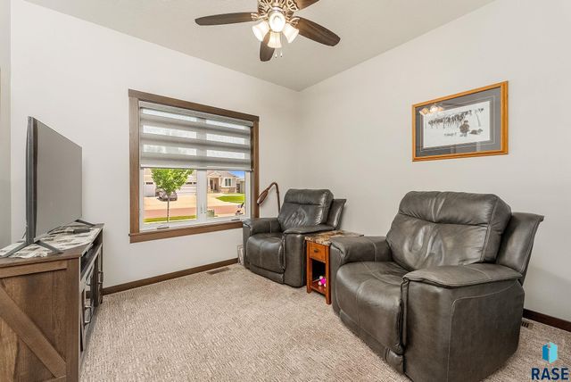 413 N Willow Creek Ave, Sioux Falls, SD 57110