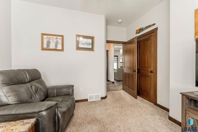 413 N Willow Creek Ave, Sioux Falls, SD 57110