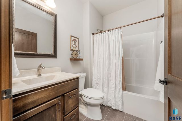 413 N Willow Creek Ave, Sioux Falls, SD 57110