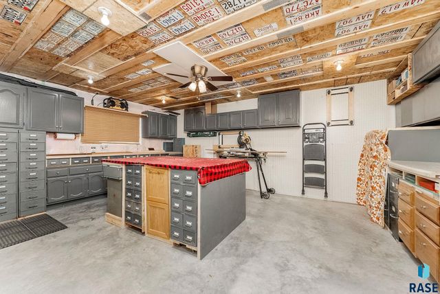 413 N Willow Creek Ave, Sioux Falls, SD 57110