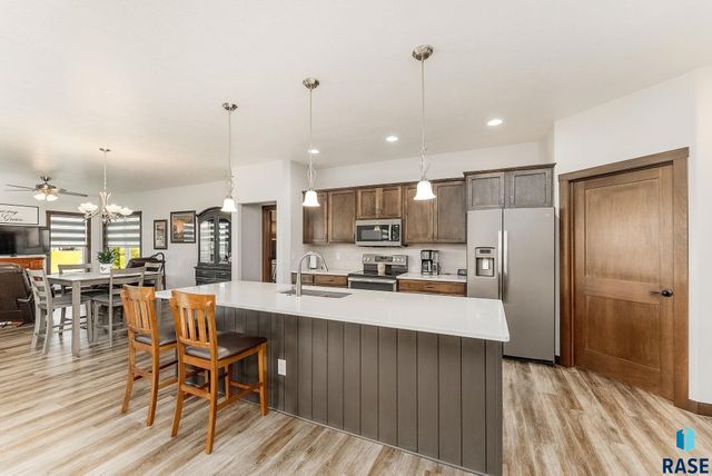 413 N Willow Creek Ave, Sioux Falls, SD 57110