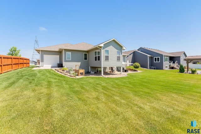 413 N Willow Creek Ave, Sioux Falls, SD 57110