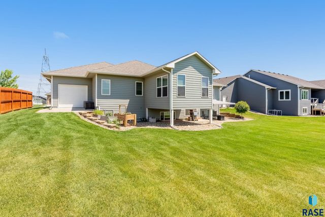 413 N Willow Creek Ave, Sioux Falls, SD 57110