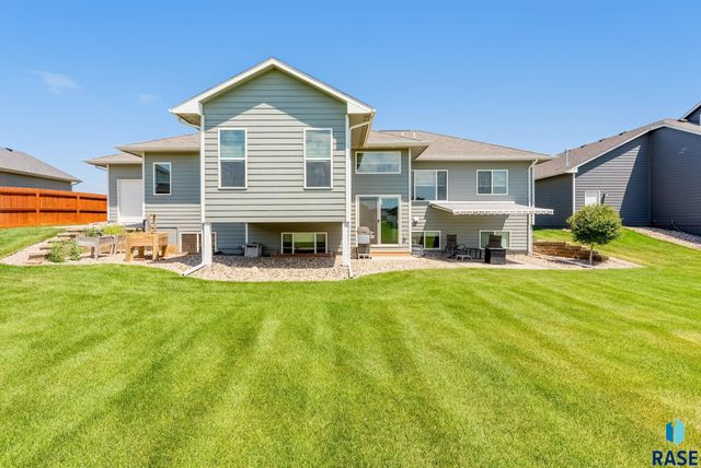 413 N Willow Creek Ave, Sioux Falls, SD 57110