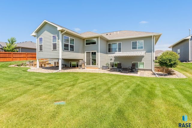 413 N Willow Creek Ave, Sioux Falls, SD 57110