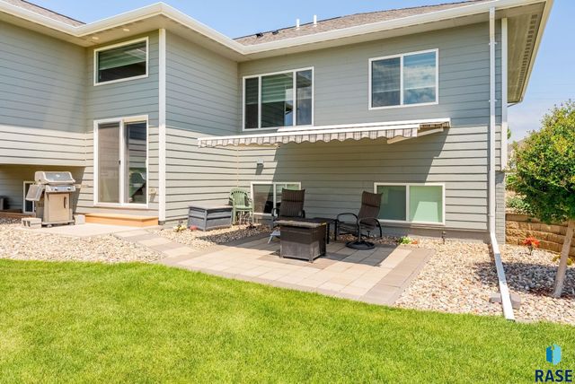 413 N Willow Creek Ave, Sioux Falls, SD 57110