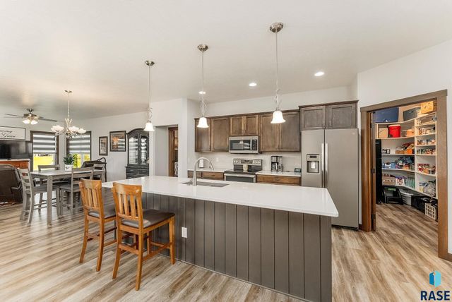 413 N Willow Creek Ave, Sioux Falls, SD 57110