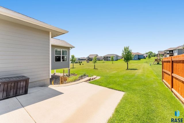 413 N Willow Creek Ave, Sioux Falls, SD 57110