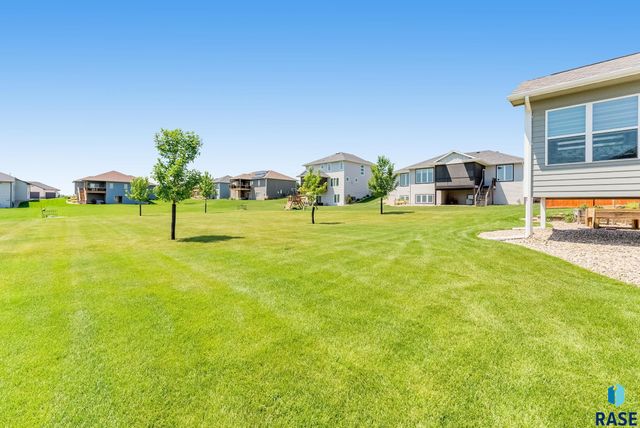 413 N Willow Creek Ave, Sioux Falls, SD 57110