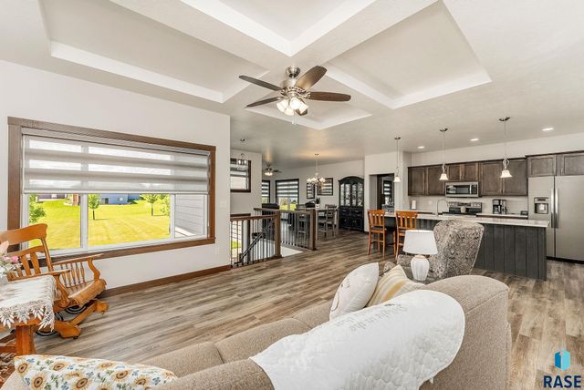 413 N Willow Creek Ave, Sioux Falls, SD 57110