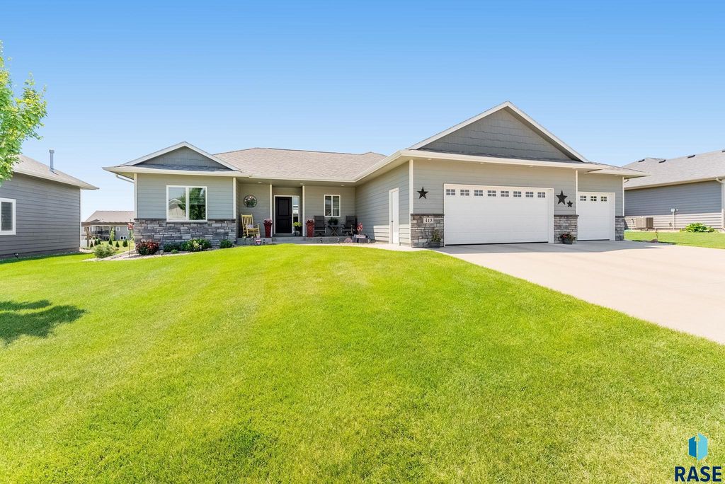 413 N Willow Creek Ave, Sioux Falls, SD 57110