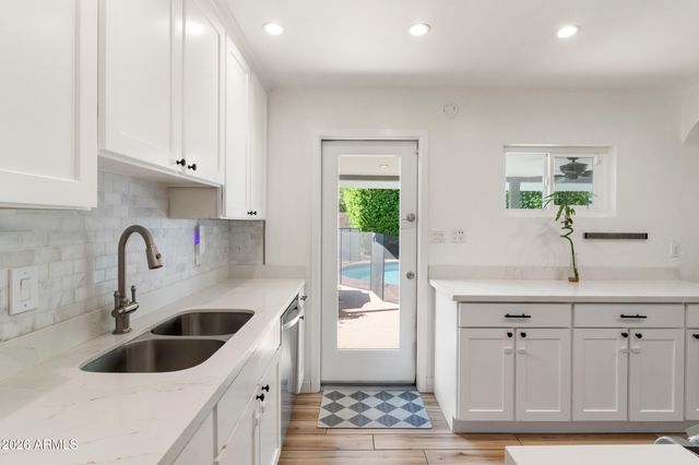 2534 E MEADOWBROOK Avenue, Phoenix, AZ 85016