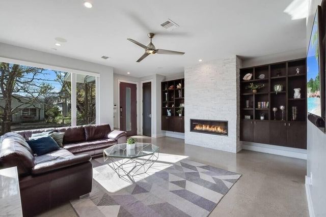 1802 W 10th ST, Austin, TX 78703