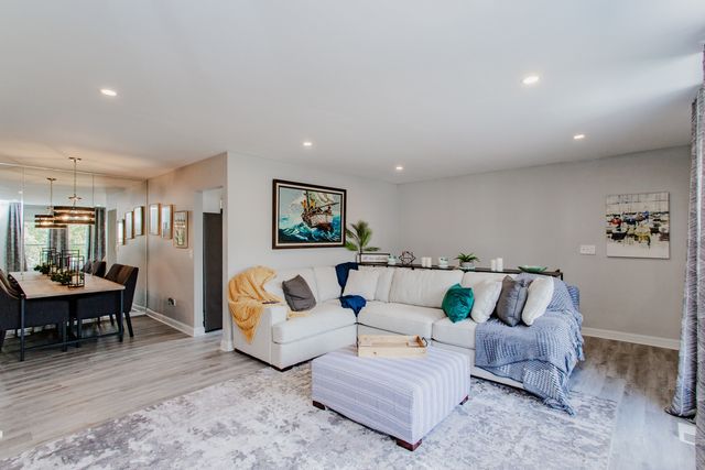 1027 Newport Harbor 1027, Schaumburg, IL 60193