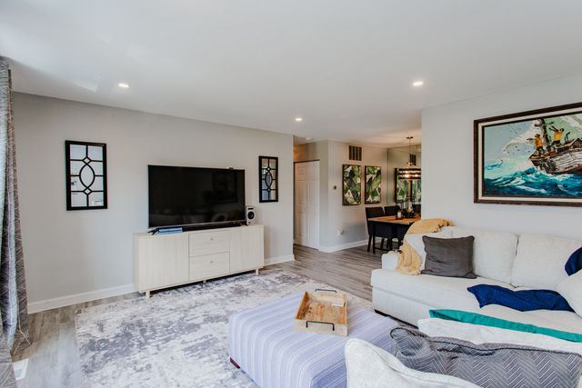1027 Newport Harbor 1027, Schaumburg, IL 60193