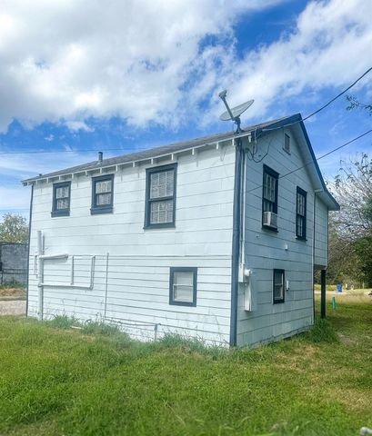 221 2nd Avenue N 2, Texas City, TX 77590