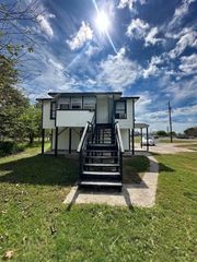221 2nd Avenue N 2, Texas City, TX 77590