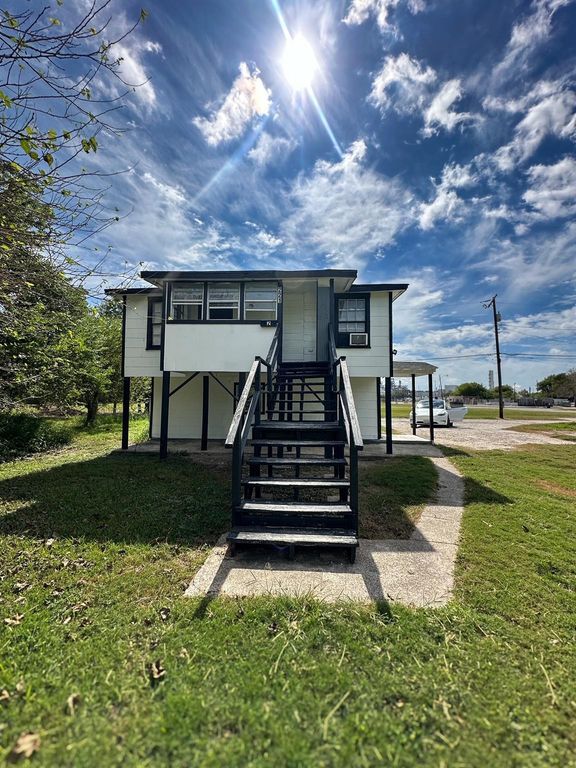 221 2nd Avenue N 2, Texas City, TX 77590