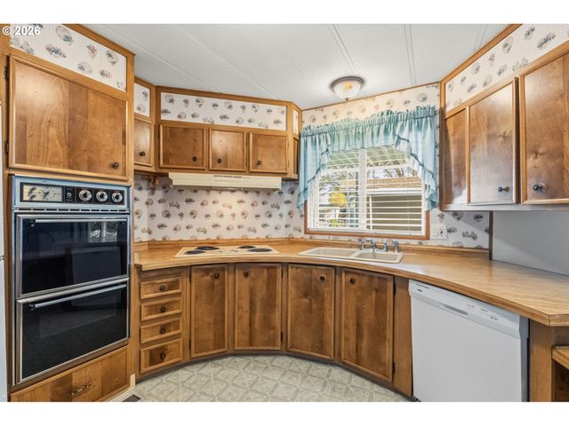 1475 GREEN ACRES Rd 8, Eugene, OR 97408