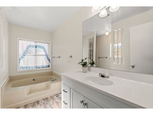 1475 GREEN ACRES Rd 8, Eugene, OR 97408