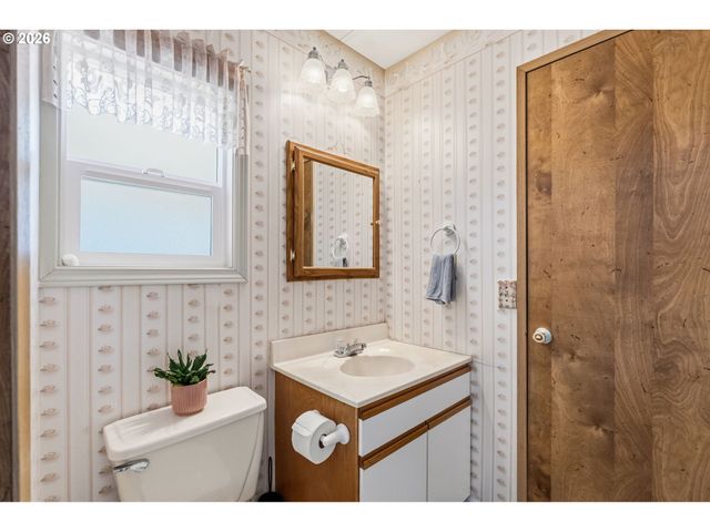 1475 GREEN ACRES Rd 8, Eugene, OR 97408