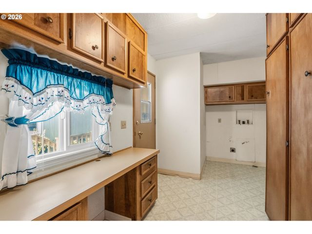 1475 GREEN ACRES Rd 8, Eugene, OR 97408